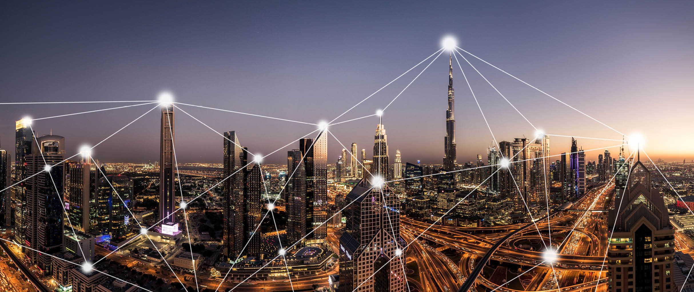 Nächtliche Skyline mit digital dargestellten Netzwerkverbindungen als Symbol für moderne Glasfasernetze und digitale Infrastruktur.