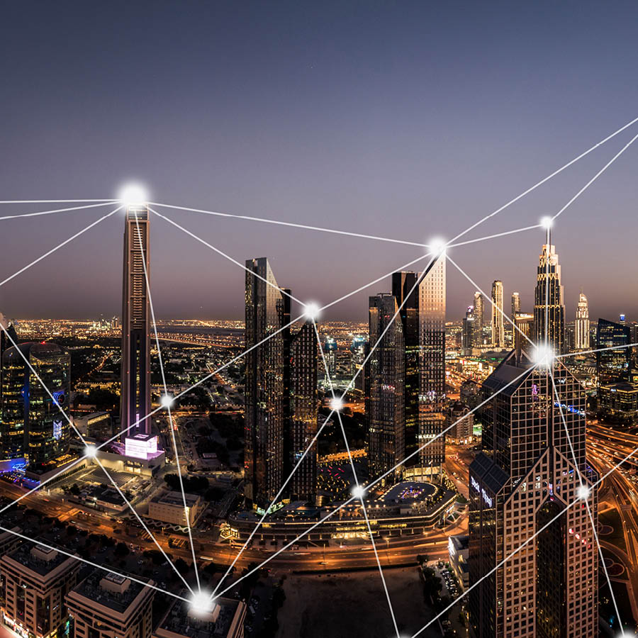 Nächtliche Skyline mit digital dargestellten Netzwerkverbindungen als Symbol für moderne Glasfasernetze und digitale Infrastruktur.